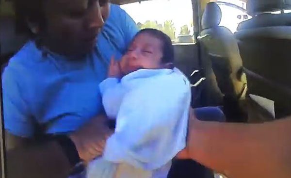 美警察执勤时救活呼吸骤停婴儿被赞英雄