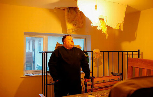 英国一公寓被一骤降足球大巨冰砸穿吓坏住客