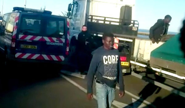 法国数百非洲难民极速追赶搭乘卡车企图偷渡入英