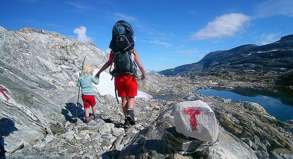 挪威一失业父亲携幼女户外探险亲近自然