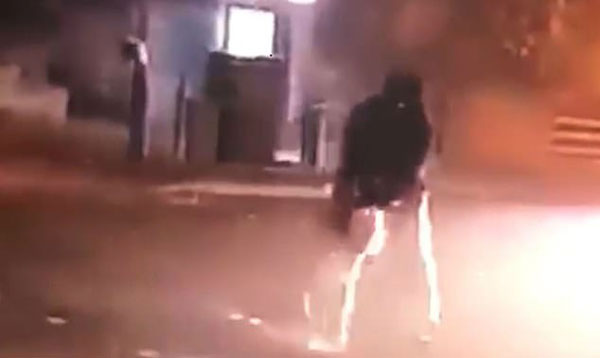 英男子为庆祝篝火之夜向人行道倒汽油引燃