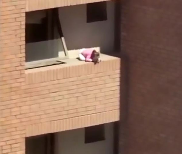 惊心！智利小女孩在四楼无栏杆阳台上独自玩耍