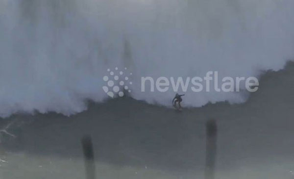 澳冲浪者挑战18米高巨浪 身体失控被吞噬