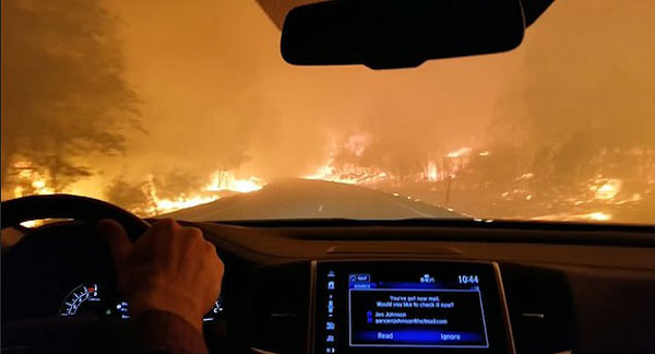 美加州林火逼30万人撤离 居民边驾车逃亡边祈祷
