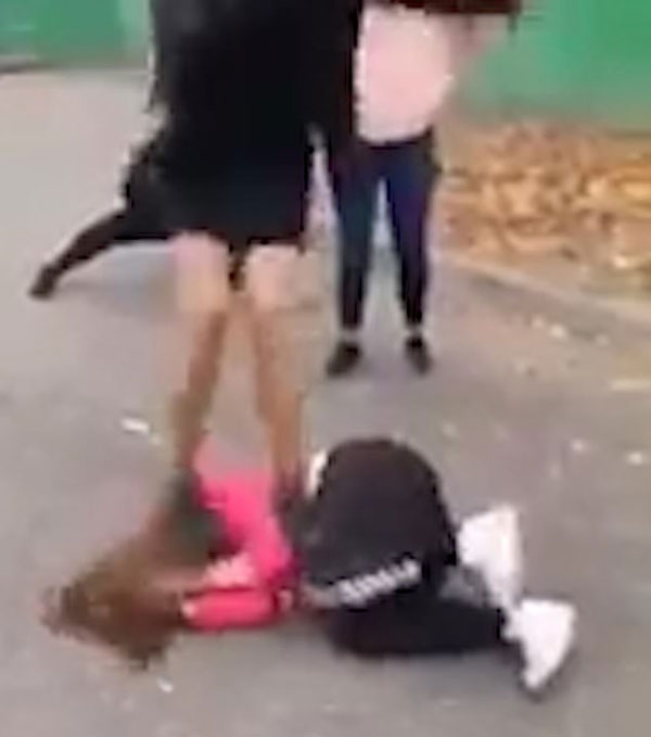 俄14岁女孩揭发同学违纪行为遭拳脚报复致不育
