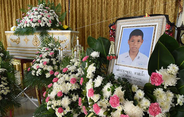 心痛！泰国13岁男孩拳击场上遭连续重击身亡