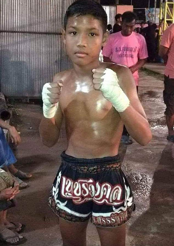 心痛！泰国13岁男孩拳击场上遭连续重击身亡