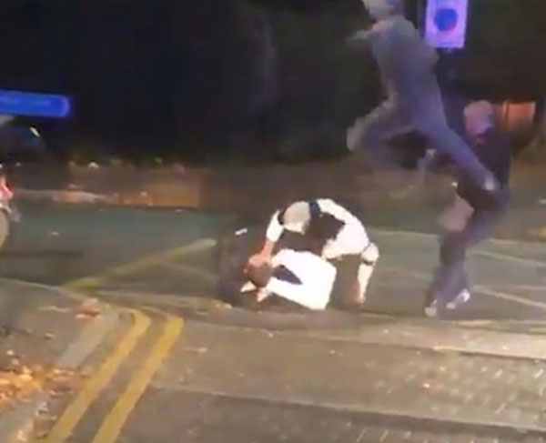 英暴徒殴打警察 目击者只管拍视频受谴责