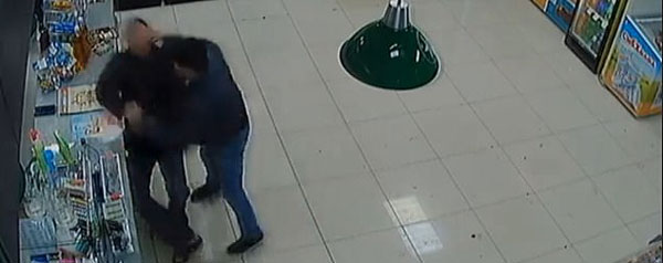 没有预兆！俄男子超市柜台结账被暴徒一拳击倒在地