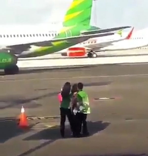 巴厘岛机场女乘客冲进停机坪追飞机被制止