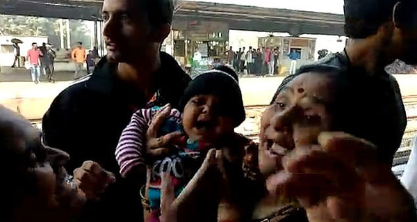 惊险！印度1岁女婴掉入火车轨道奇迹脱险