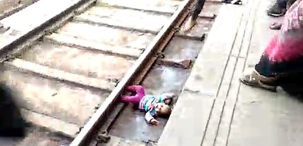 惊险！印度1岁女婴掉入火车轨道奇迹脱险