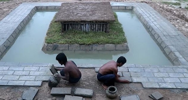 柬埔寨两男子荒野求生 用原始工具建造护城游泳池