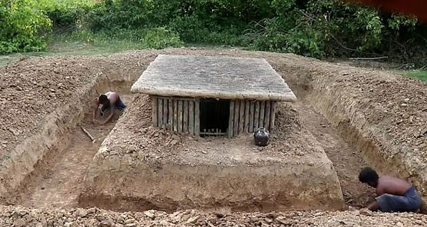 柬埔寨两男子荒野求生 用原始工具建造护城游泳池