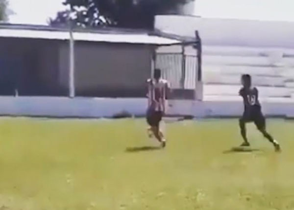 阿根廷一球员飞身踢对手被罚下 引发两队冲突