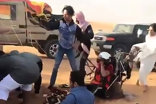 沙特男子玩滑翔伞失控撞人撞车 伤者被撞进车底