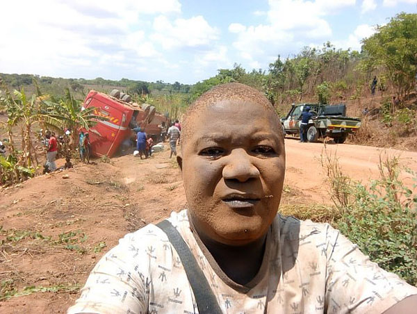 莫桑比克男子乘大巴车祸前后自拍照走红网络