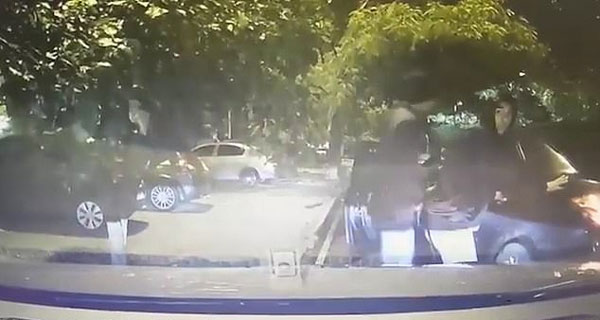 不好惹！巴西女司机开车撞退持枪劫匪