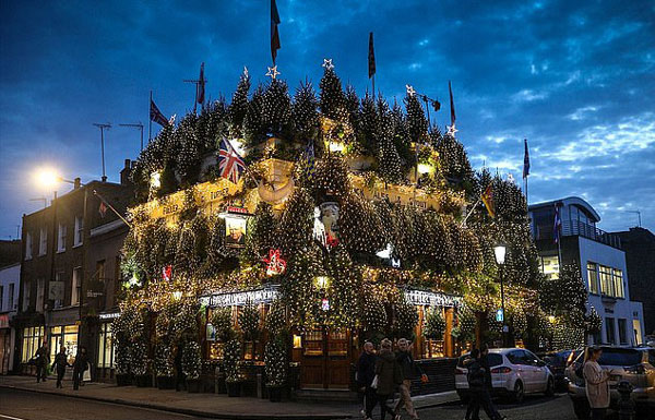 英国最喜庆酒店：用95棵圣诞树和2.1万盏灯迎圣诞