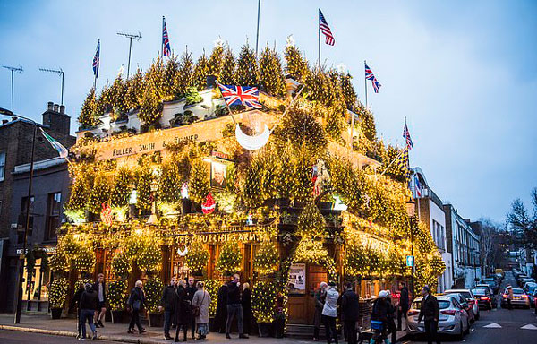 英国最喜庆酒店：用95棵圣诞树和2.1万盏灯迎圣诞