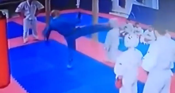 俄罗斯一9岁学生犯错被教练猛踢脸部