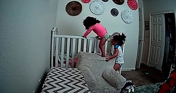 聪明！美四岁女童帮两岁妹妹逃出婴儿床一起玩耍