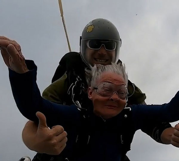 梦想无止境！82岁老奶奶迪拜高空实现跳伞梦