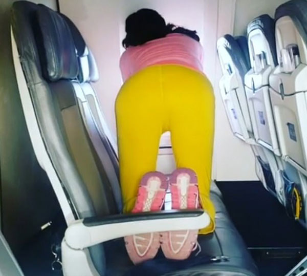 美客机内一女子占三座位练瑜伽 乘客莫名其妙