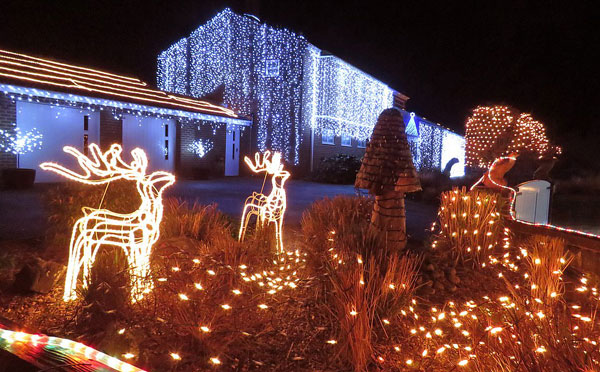 英国一街道坚持慈善传统 点10万盏圣诞彩灯筹款