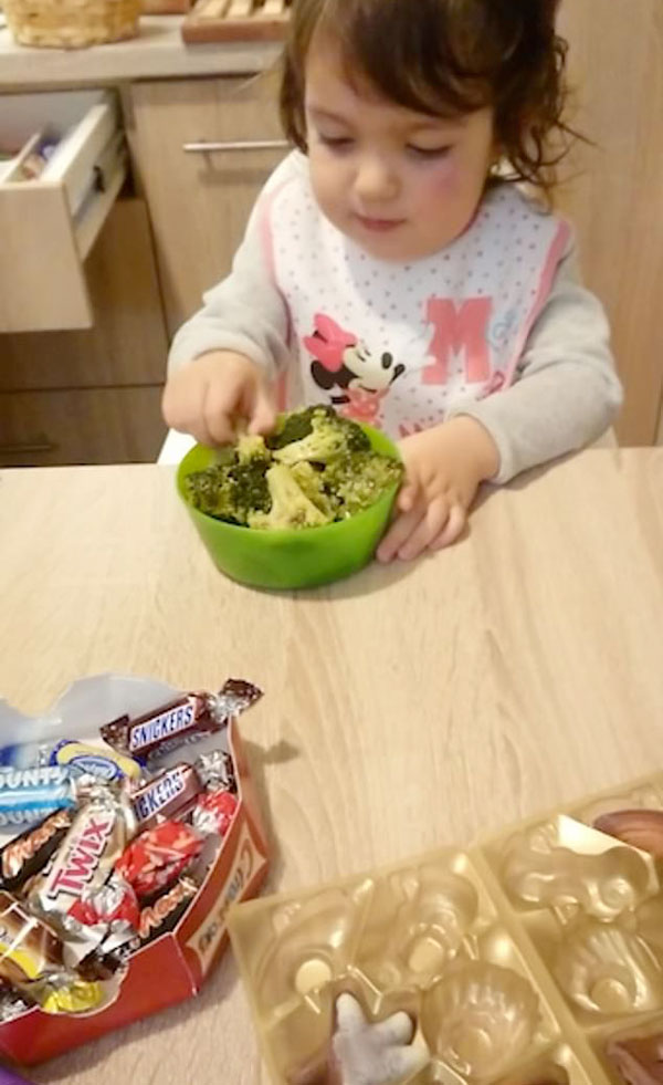 就不吃甜食！萌娃不爱糖果爱吃西兰花