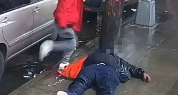 美男子抢劫耳机遭反抗用拳暴打受害者