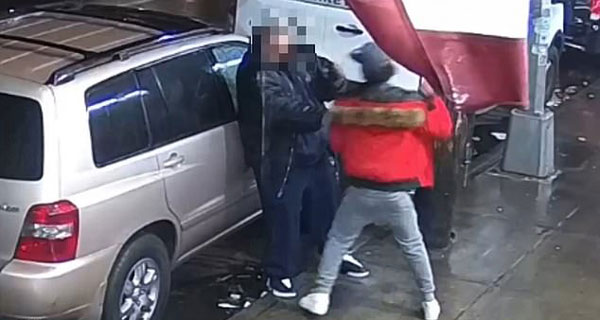 美男子抢劫耳机遭反抗用拳暴打受害者