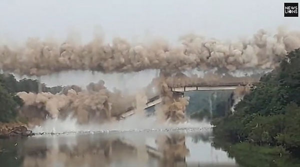 震撼！印度百年老桥爆破声中瞬间化为乌有
