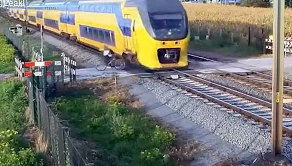 警惕！荷兰骑车者横穿铁轨险撞行驶中火车