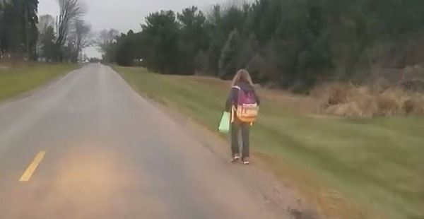 美国少女校车上欺负同学 被父亲罚步行8公里上学