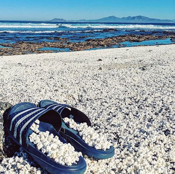 奇观！西班牙加那利群岛一海滩沙砾似爆米花