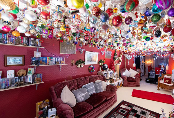 美炸天！英老太收集2000个圣诞彩球挂满天花板