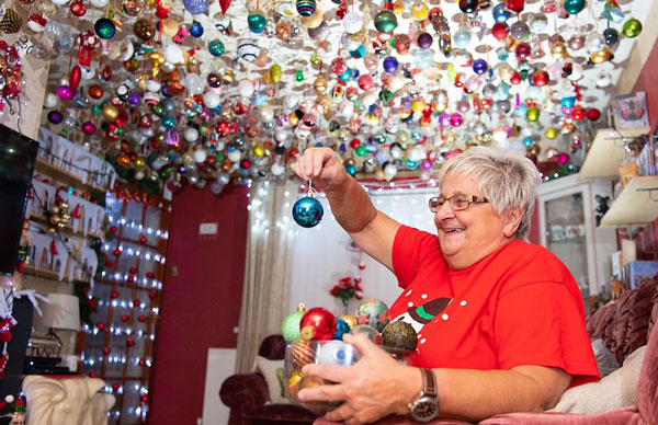 美炸天！英老太收集2000个圣诞彩球挂满天花板