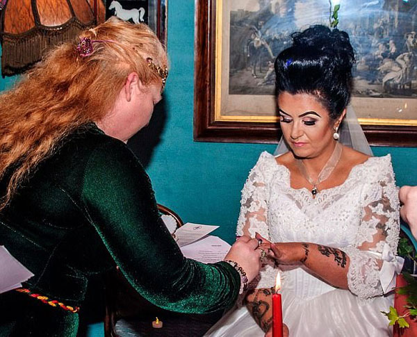 爱尔兰女子脑洞大开 与18世纪海盗鬼魂结婚