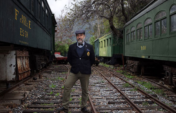 智利一教授收藏全尺寸列车 在家配建300米长轨道