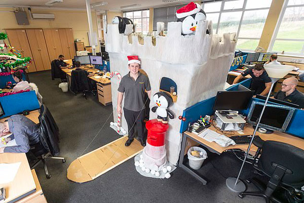 英上班族将办公室打造成“白雪城堡” 圣诞气氛爆棚