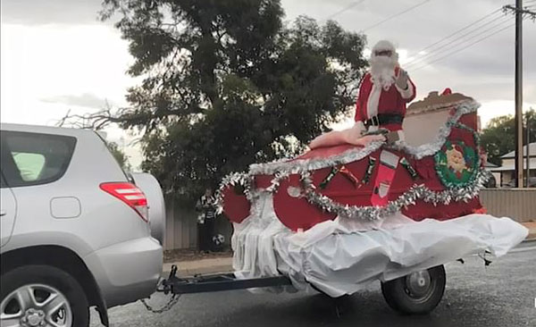 澳圣诞老人乘“雪橇”上街因没系安全带遭罚款