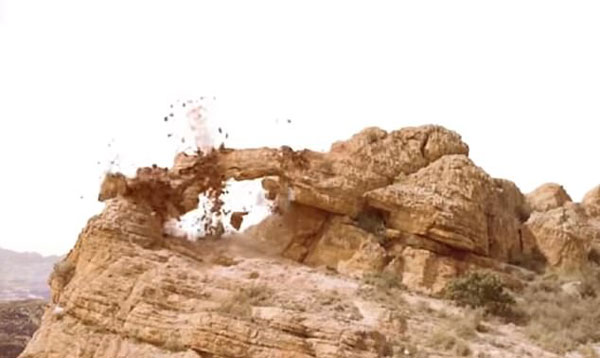 网传视频记录美国岩石遗迹被炸毁 真实性有待核实
