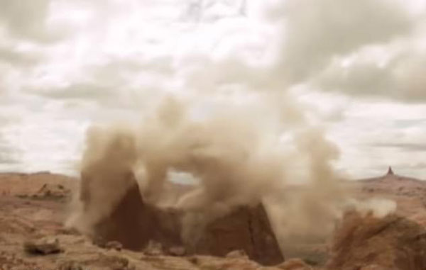 网传视频记录美国岩石遗迹被炸毁 真实性有待核实