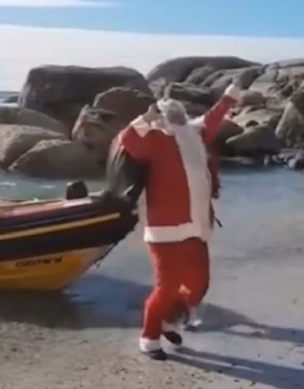 尴尬！圣诞老人带着礼物下船被绊倒一头栽进海里