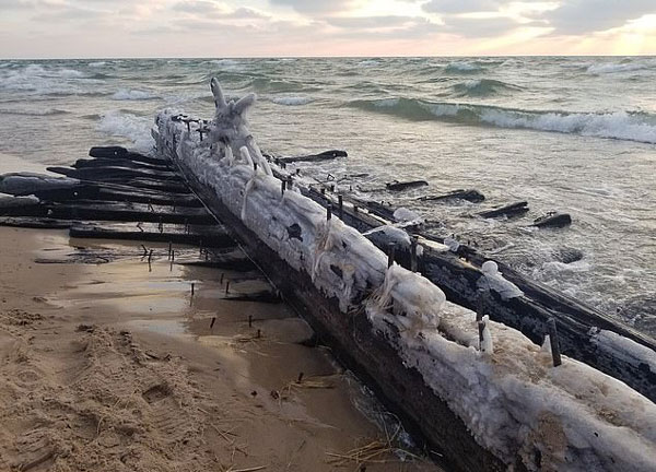 美湖滨惊现神秘木船残骸 疑为140年前沉没帆船