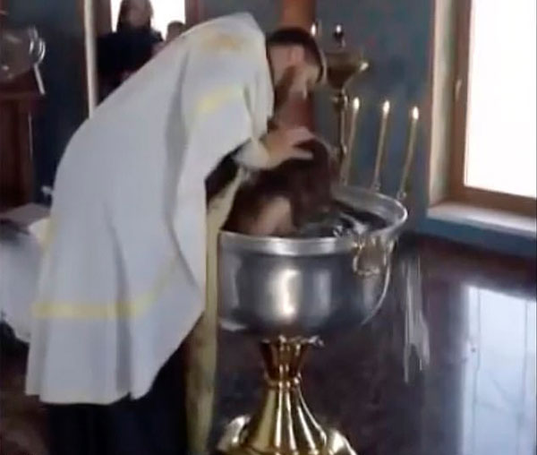 俄牧师水盆中暴力“洗礼”2岁女童引热议