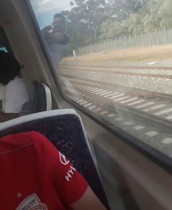 白痴！澳男子为搏眼球爬出行驶中列车车厢