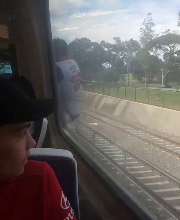 白痴！澳男子为搏眼球爬出行驶中列车车厢
