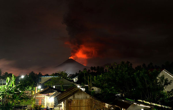 印尼索普坦火山爆发 7000多米高火山灰喷向空中